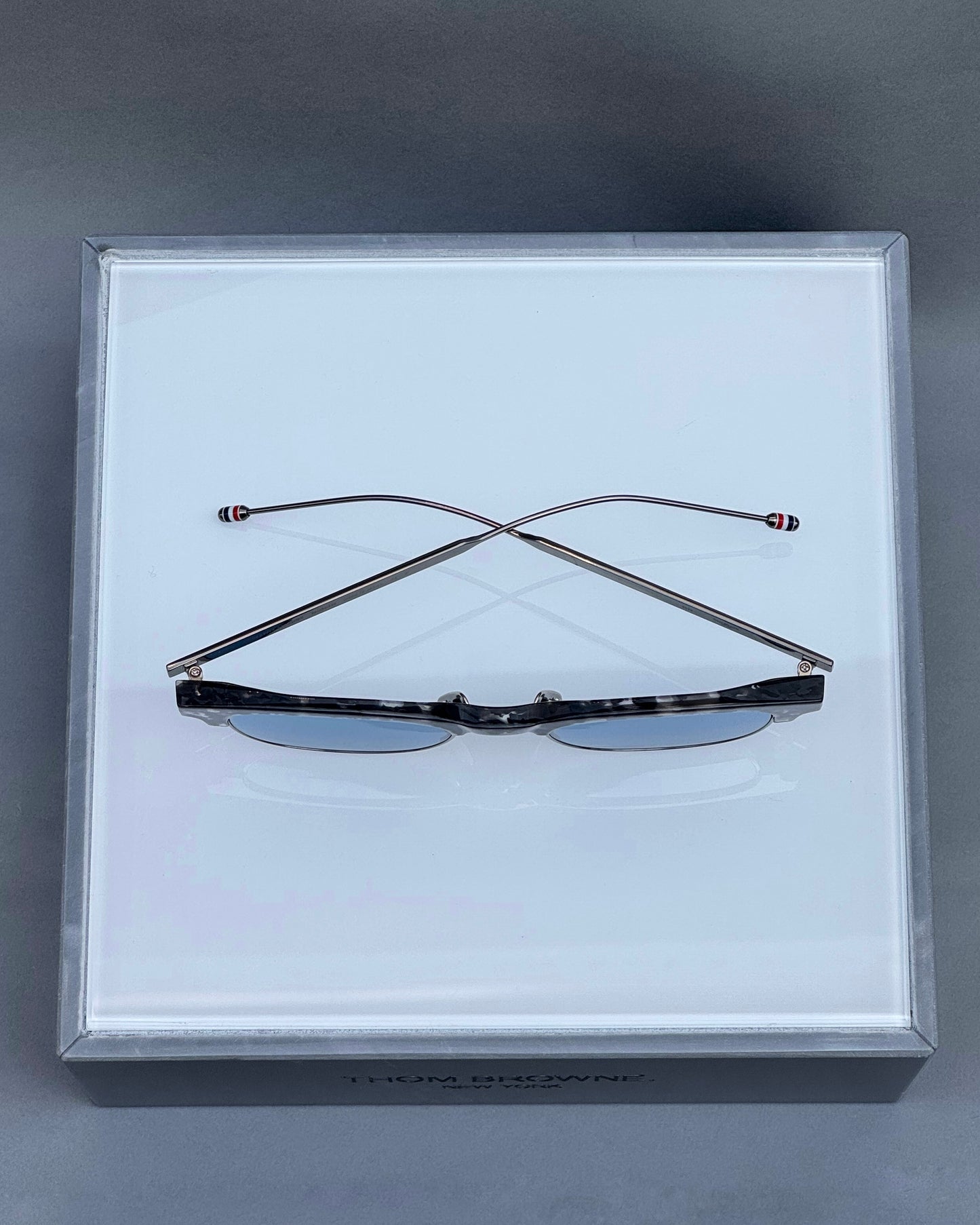 OVAL SUNGLASSES IN ACETATE AND TITANIUM WITH BLUE LENSES