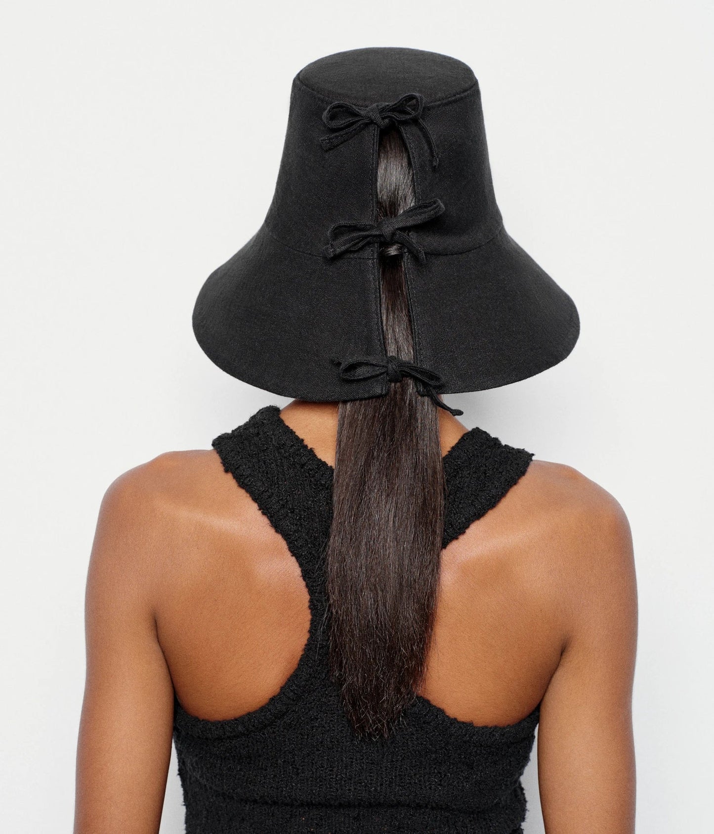BLACK BUCKET HAT