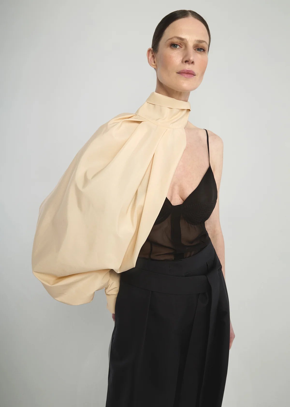 DECORATIVE ONE SHOULDER IN CREAM