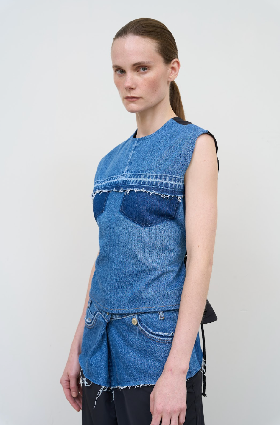 CONTRASTING DENIM TOP WITH ADJUSTABLE FIT