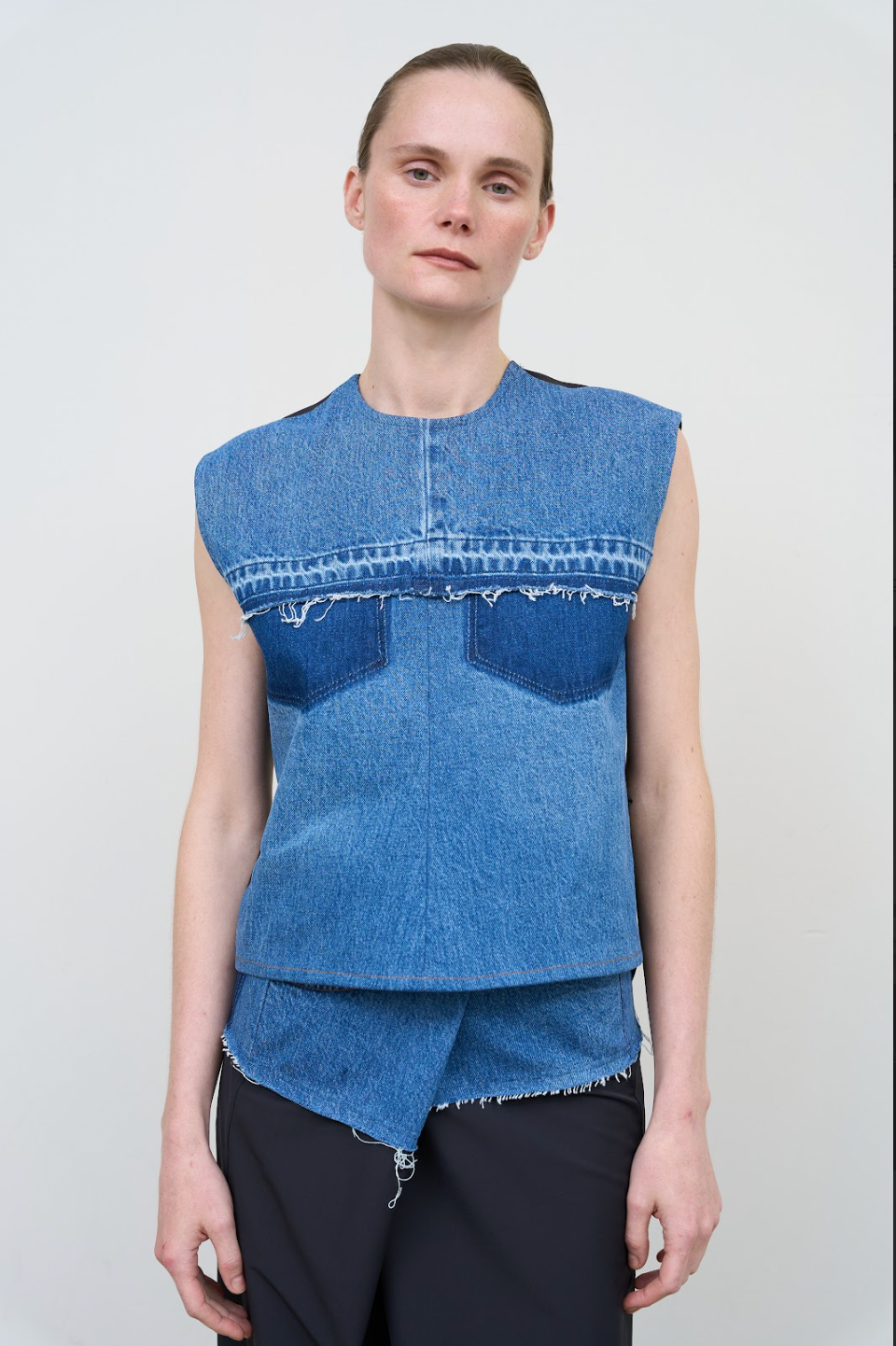 CONTRASTING DENIM TOP WITH ADJUSTABLE FIT