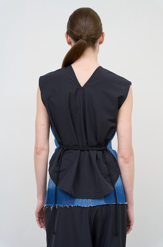 CONTRASTING DENIM TOP WITH ADJUSTABLE FIT