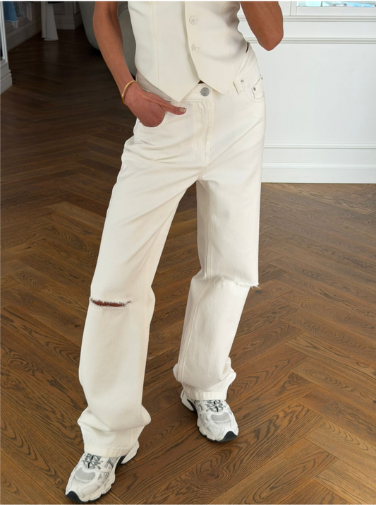 BOYFRIEND JEANS IN WHITE