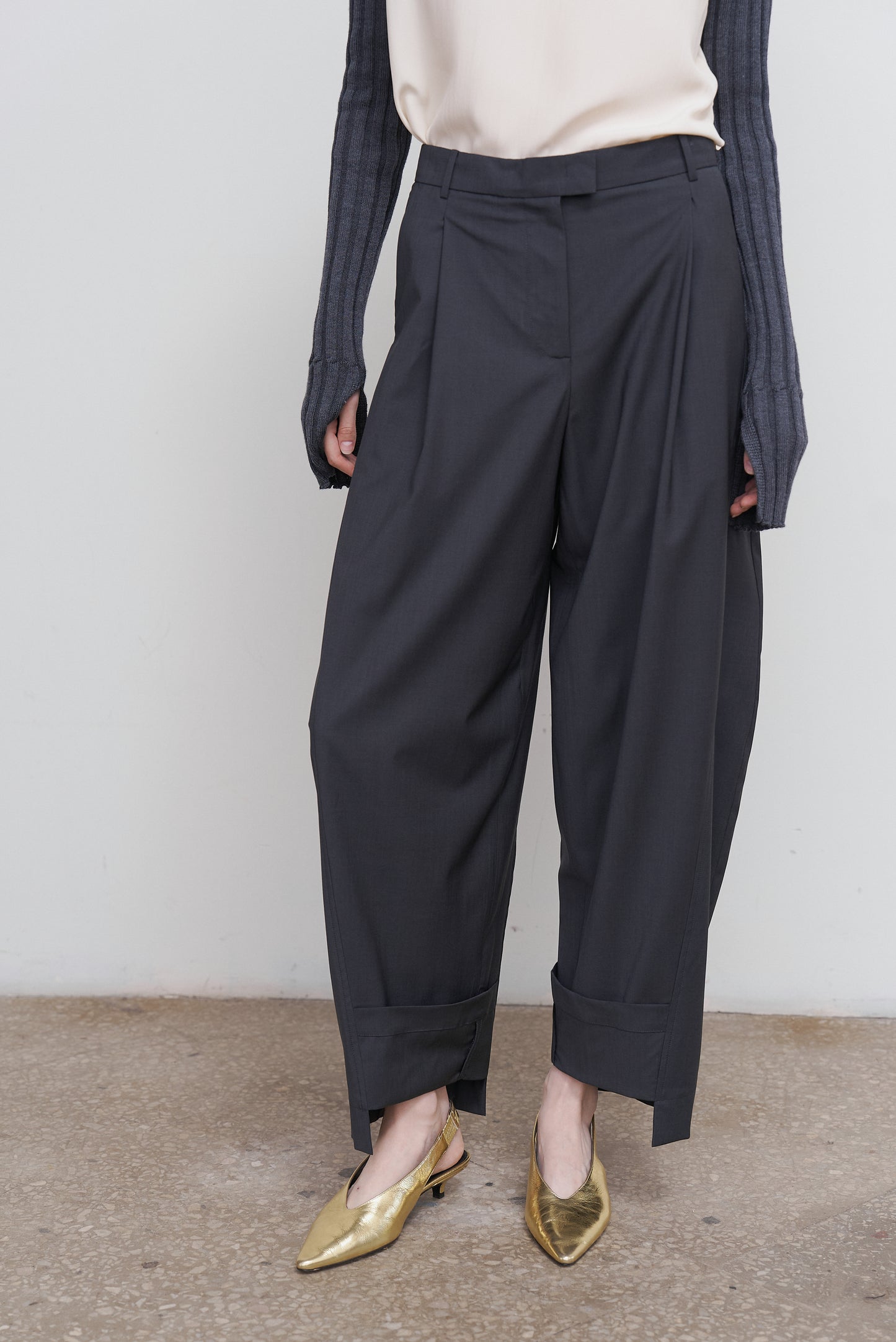 PLEATED BARREL-LEG PANTS IN GREY