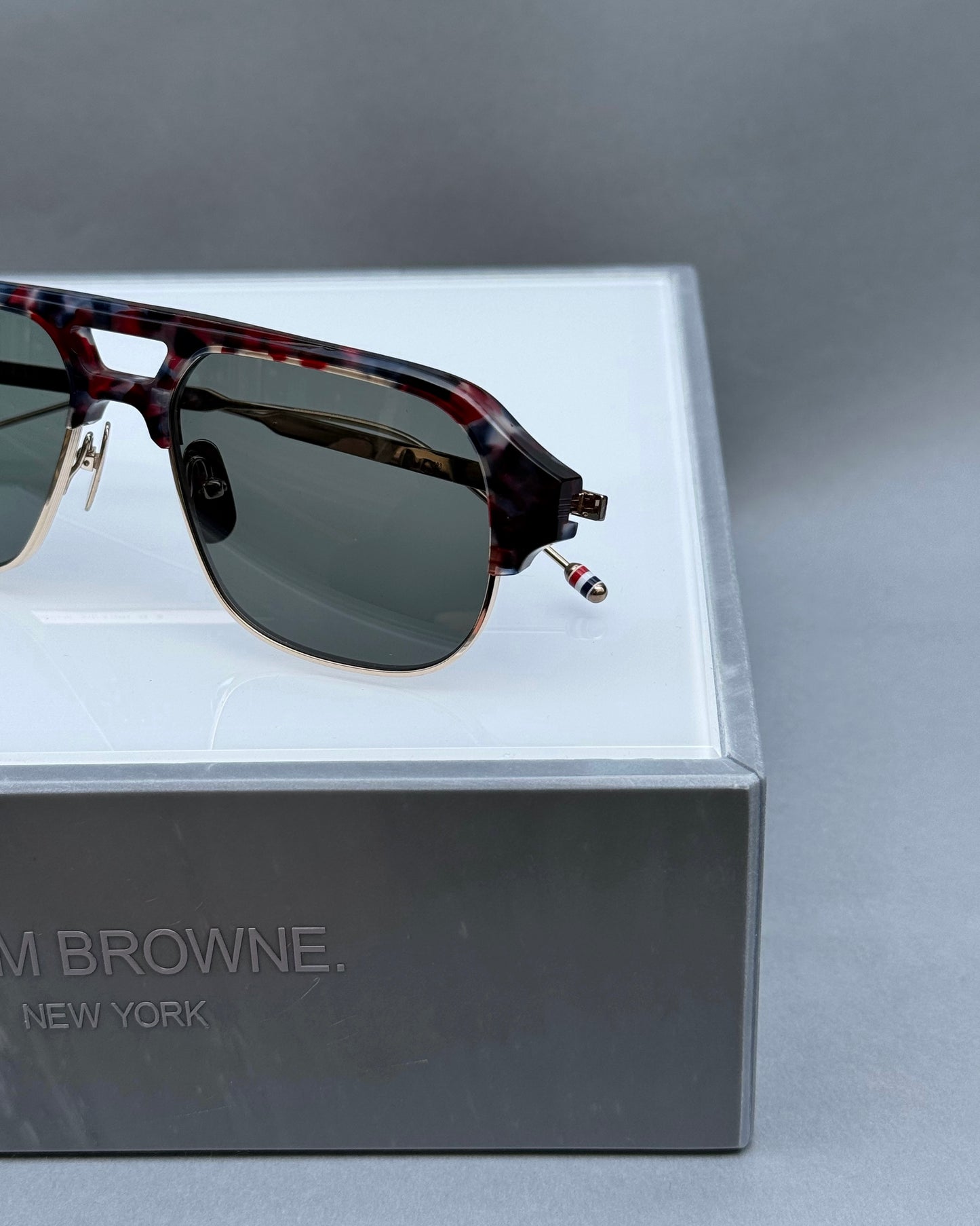 PILOT SUNGLASSES IN ACETATE AND TITANIUM