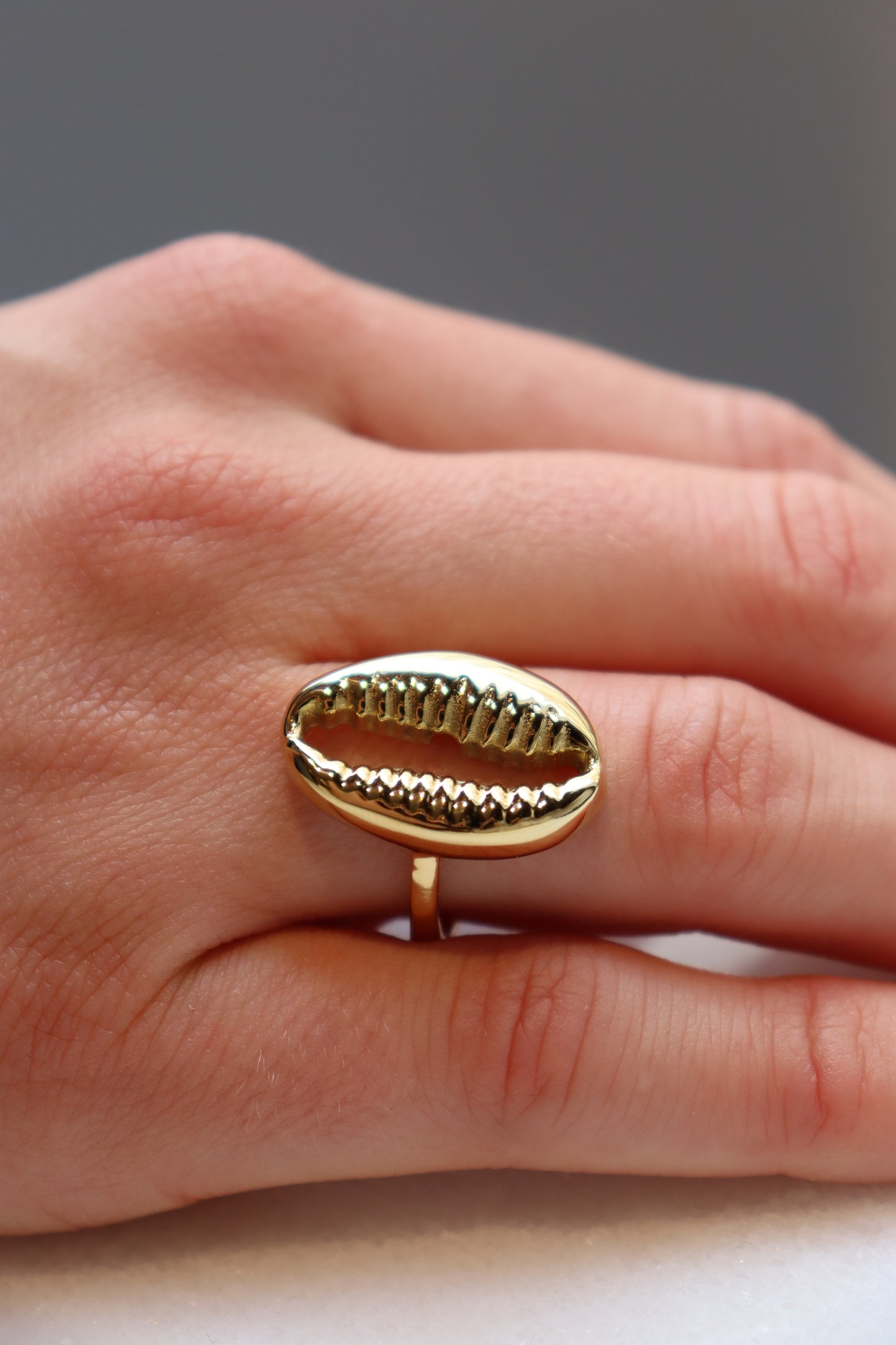 OVAL SEA SHELL RING