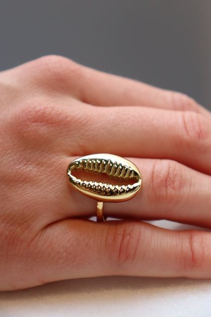 OVAL SEA SHELL RING