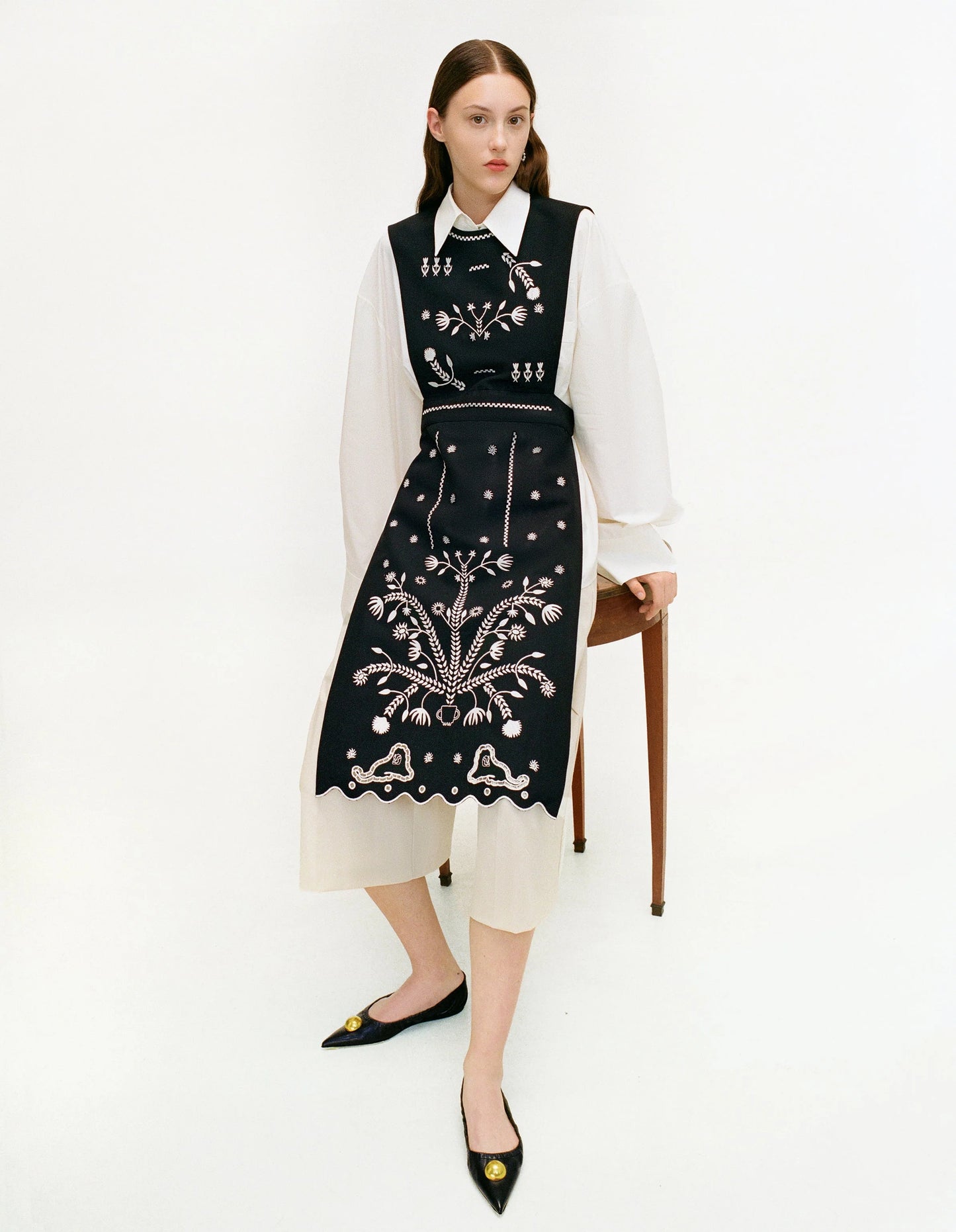 BLACK EMBROIDERED APRON