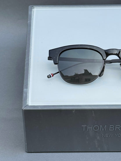 OVAL BLACK SUNGLASSES IN ACETATE AND TITANIUM
