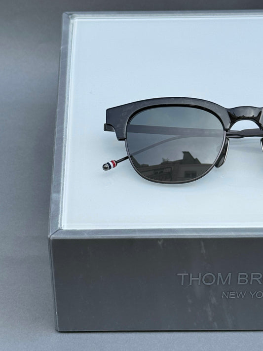 OVAL BLACK SUNGLASSES IN ACETATE AND TITANIUM