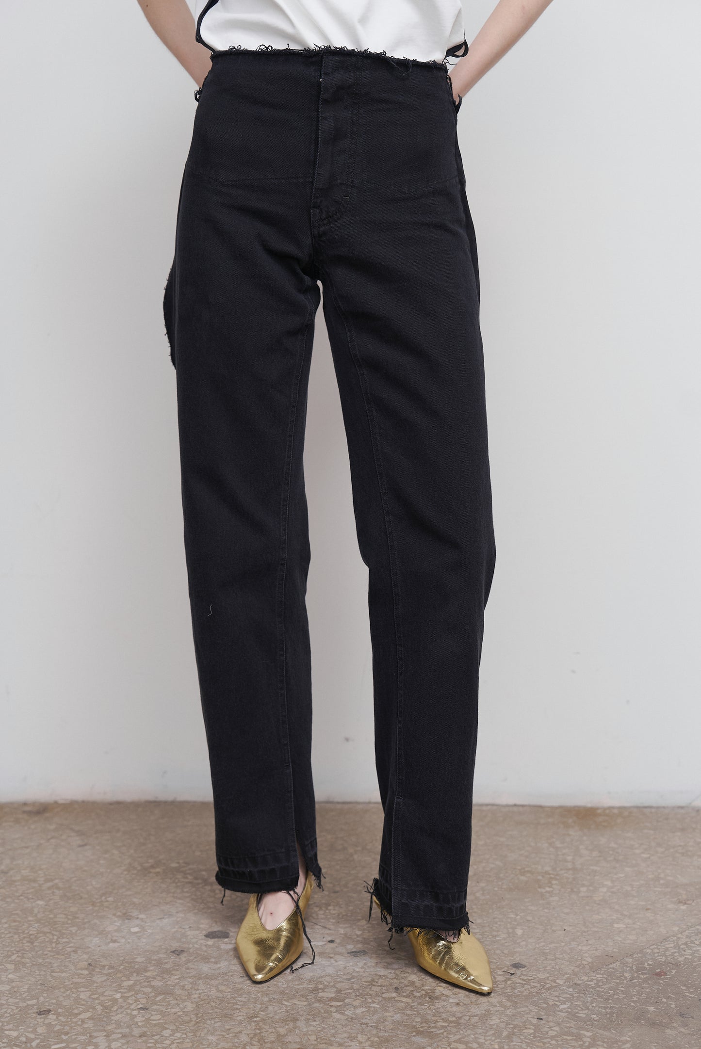 HIGH-RISE SPLIT HEM JEANS BLACK
