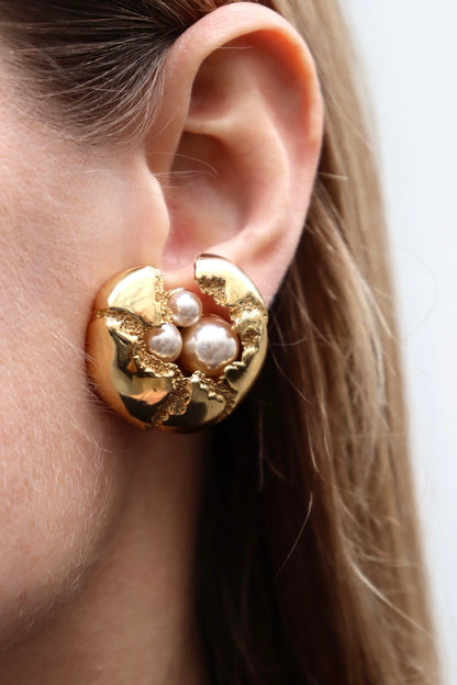 VINTAGE - ROUND EAR CLIPS WITH THREE PEARLS
