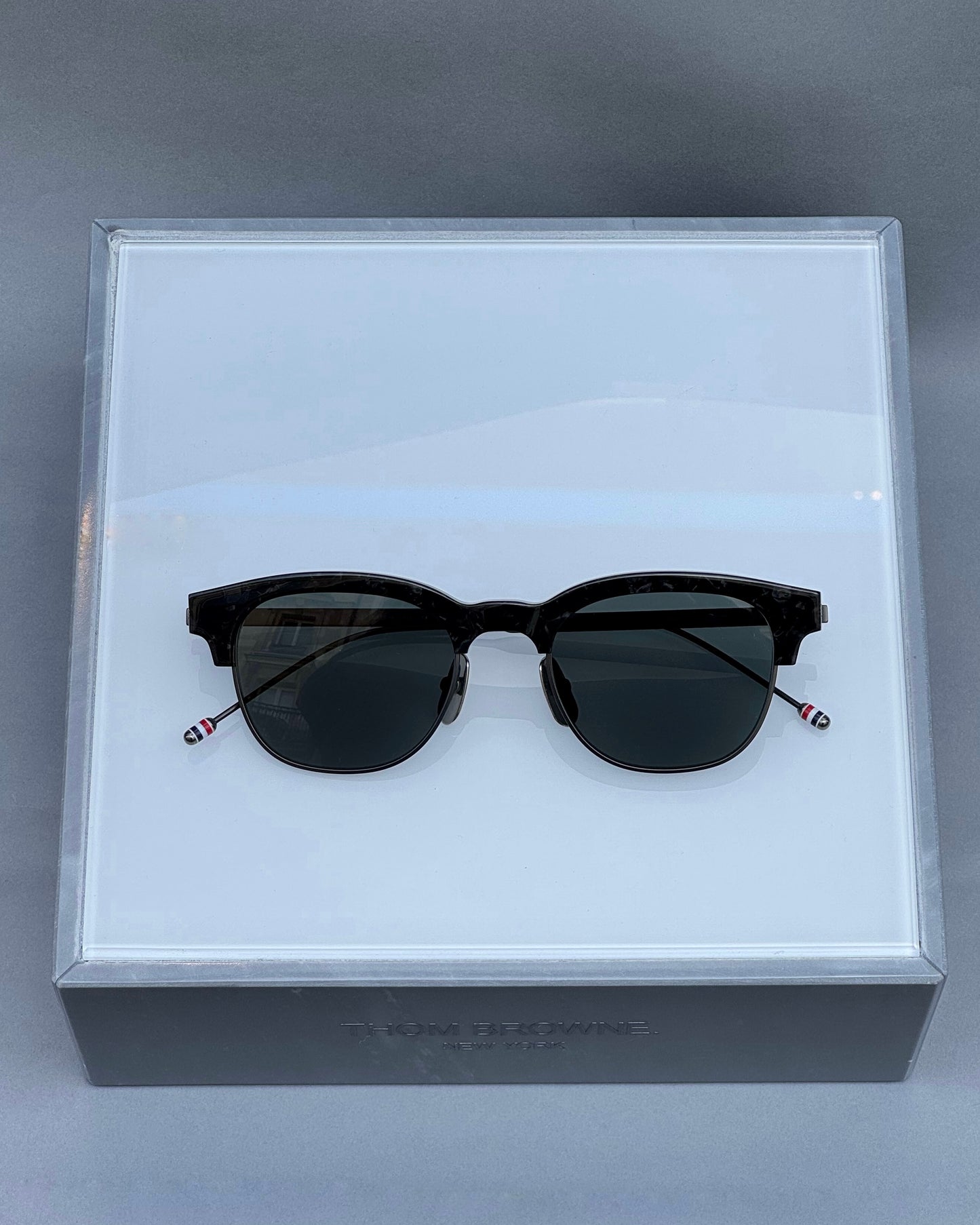 OVAL BLACK SUNGLASSES IN ACETATE AND TITANIUM