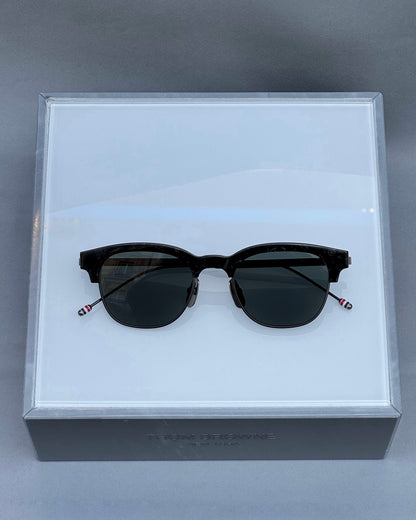 OVAL BLACK SUNGLASSES IN ACETATE AND TITANIUM