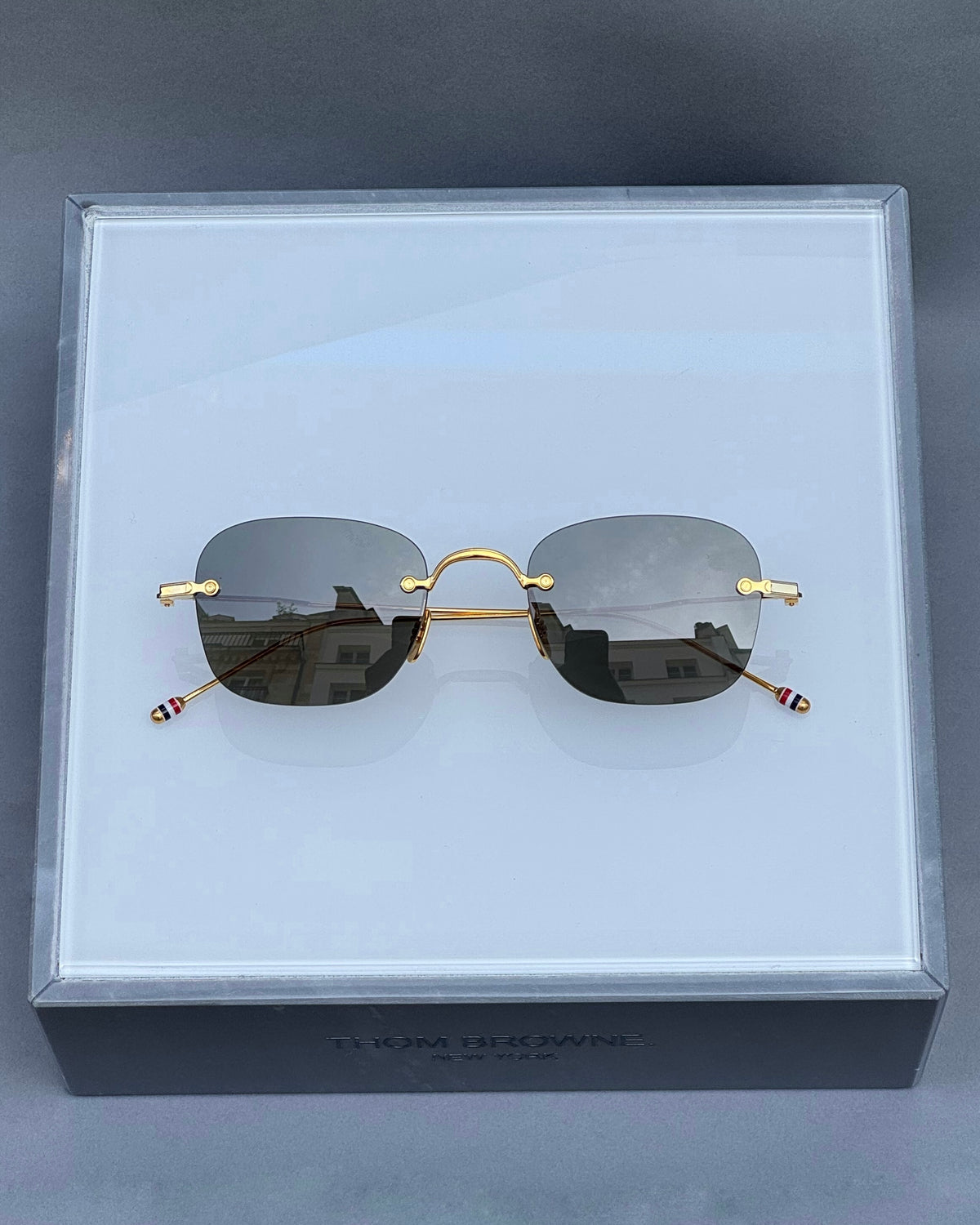 RECTANGULAR GOLD RIMLESS SUNGLASSES IN TITANIUM – ITEMS Paris 3e