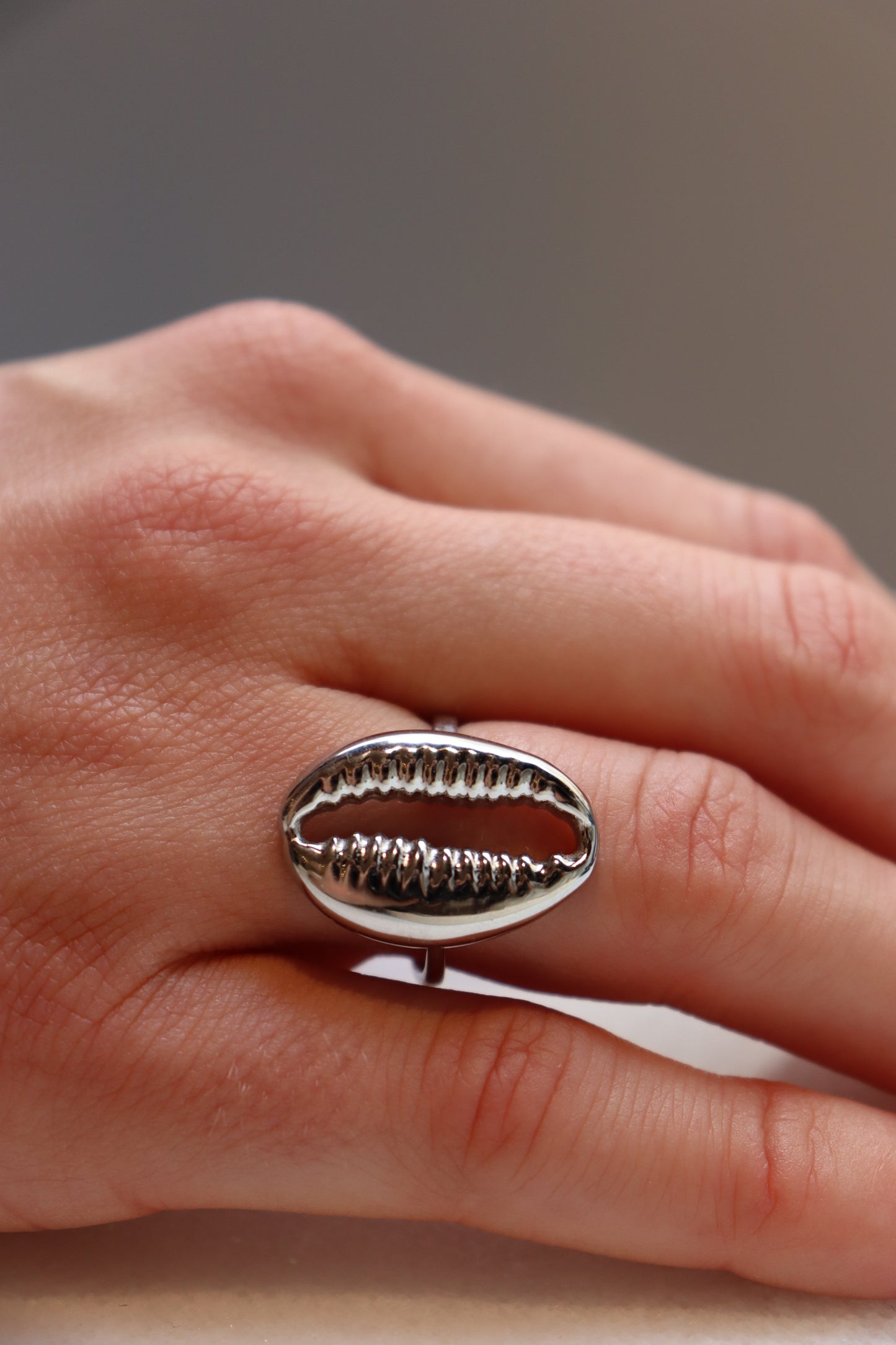 OVAL SEA SHELL RING