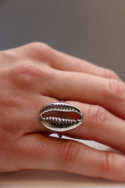 OVAL SEA SHELL RING