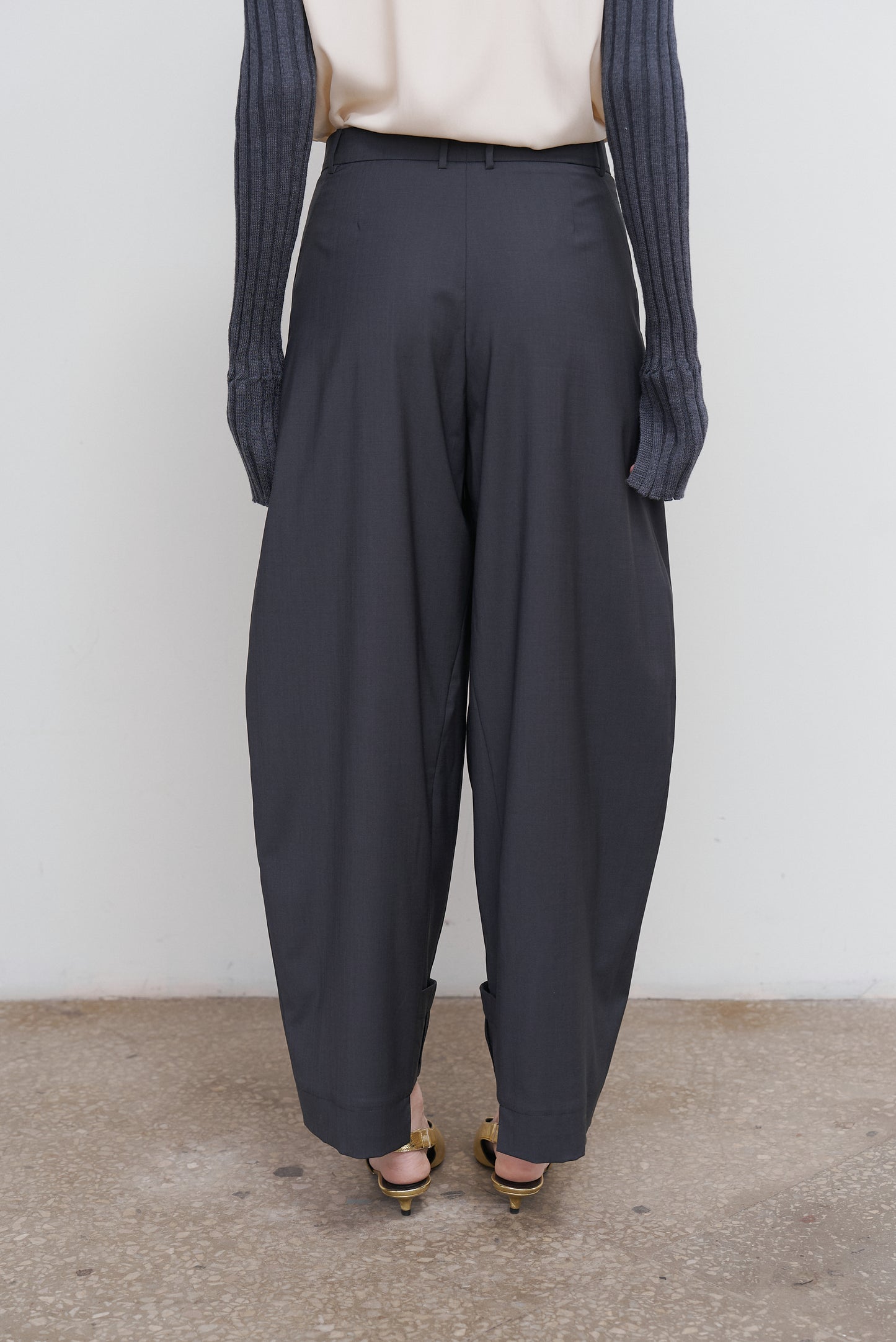 PLEATED BARREL-LEG PANTS IN GREY