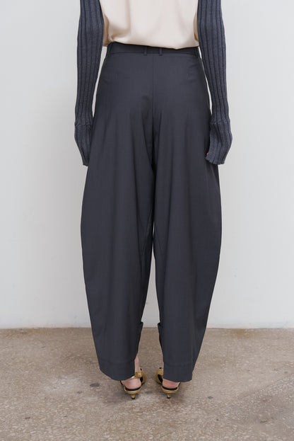 PLEATED BARREL-LEG PANTS IN GREY