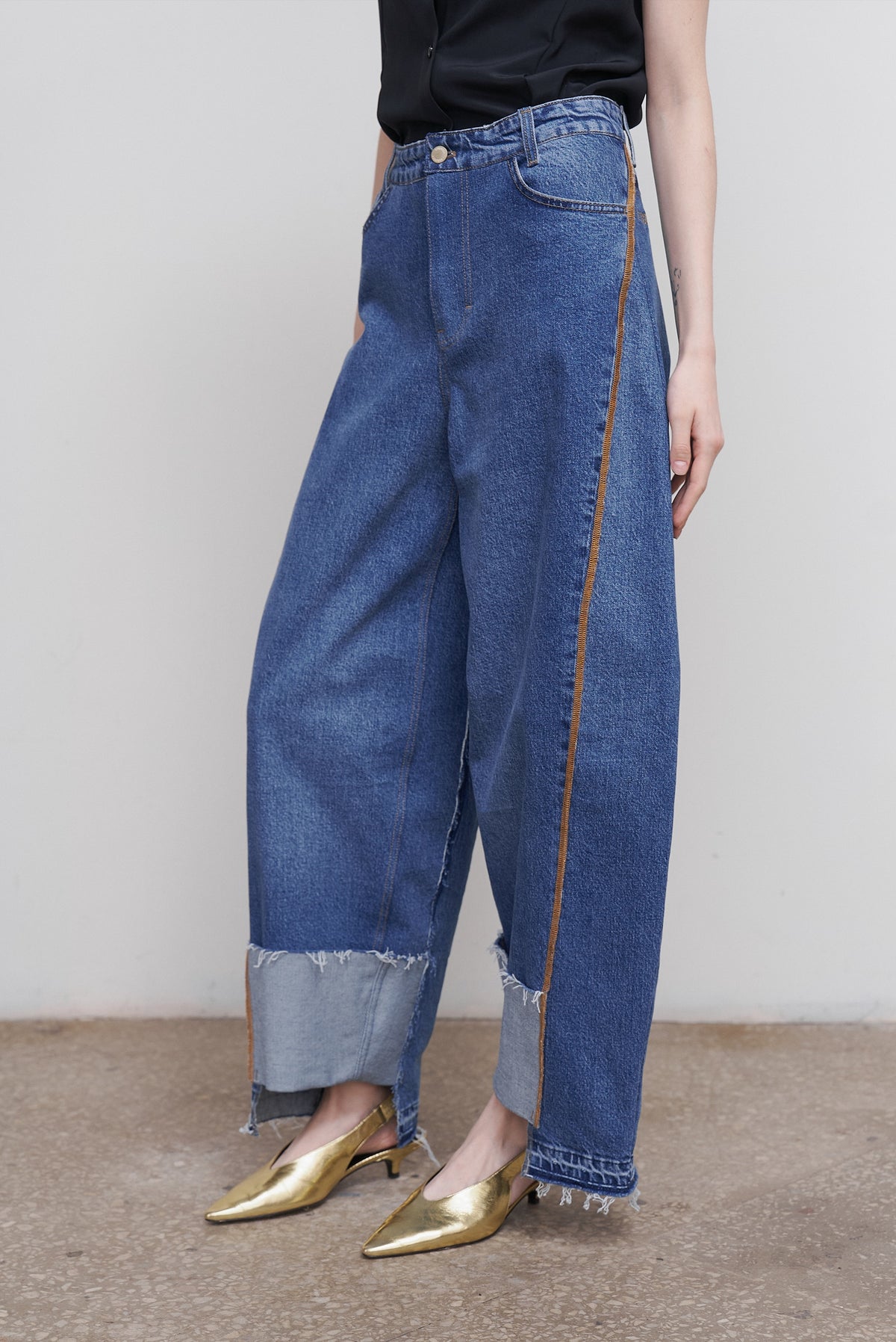 HIGH-RISE-BARREL-LEG JEANS