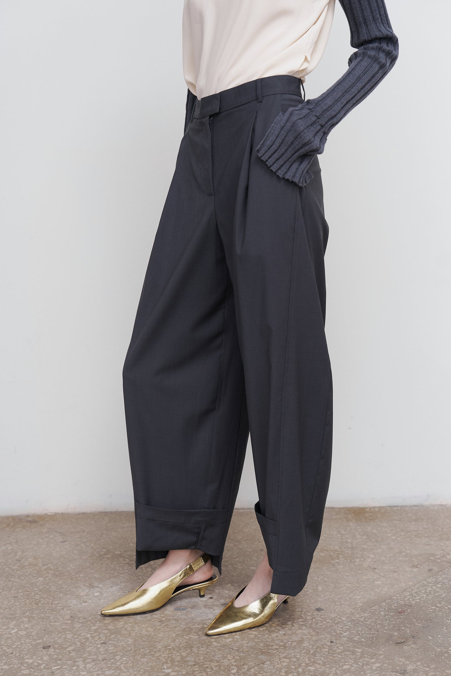 PLEATED BARREL-LEG PANTS IN GREY