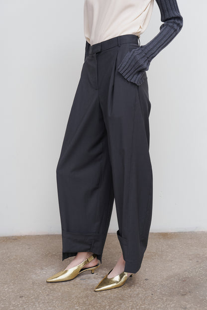 PLEATED BARREL-LEG PANTS IN GREY