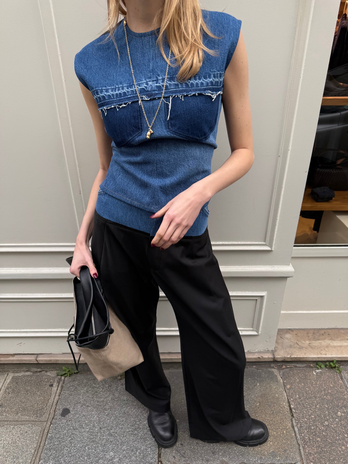 CONTRASTING DENIM TOP WITH ADJUSTABLE FIT