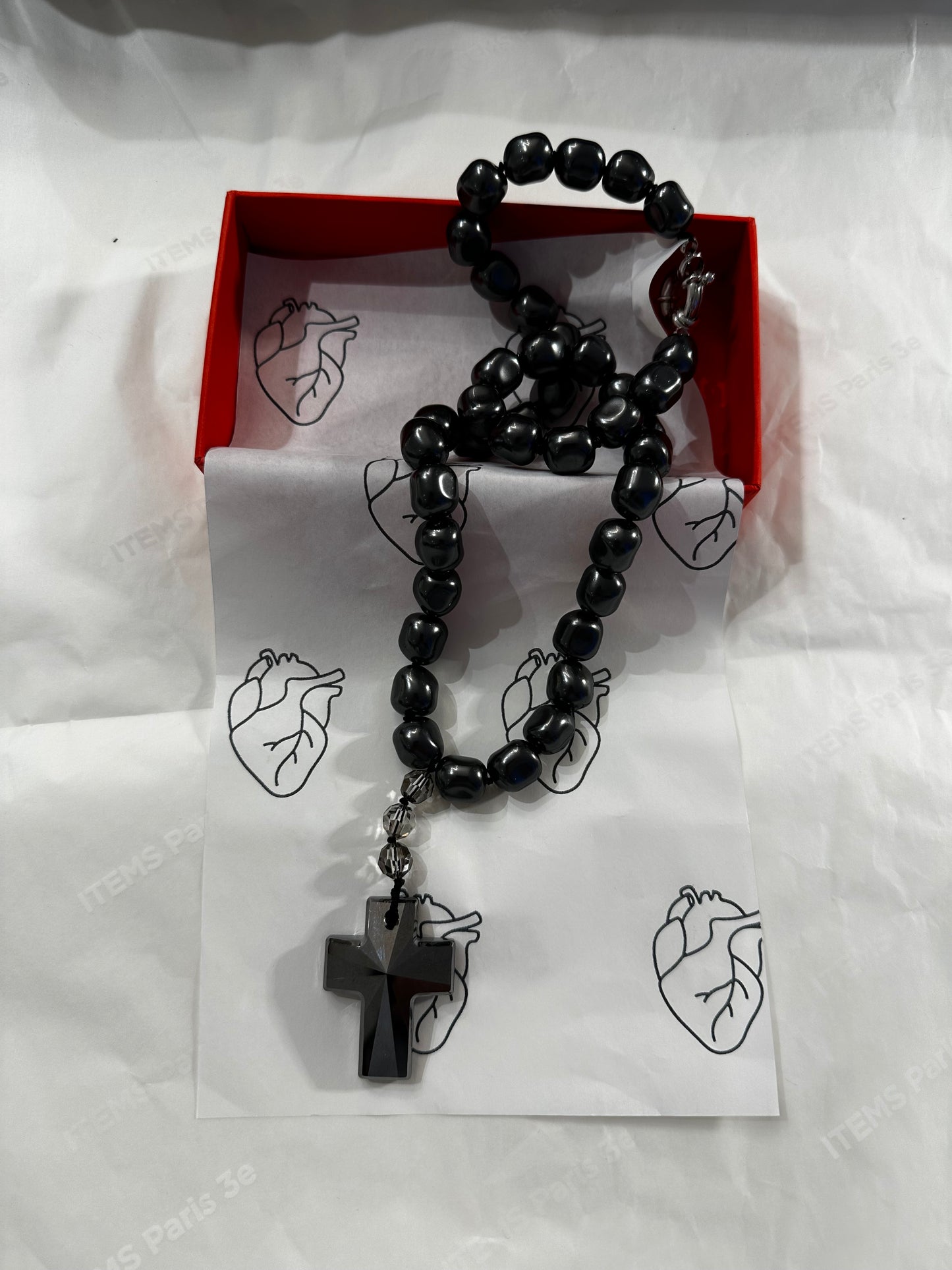 SHORT NECKLACE WITH A CRYSTAL CROSS