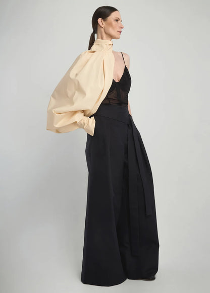 DECORATIVE ONE SHOULDER IN CREAM