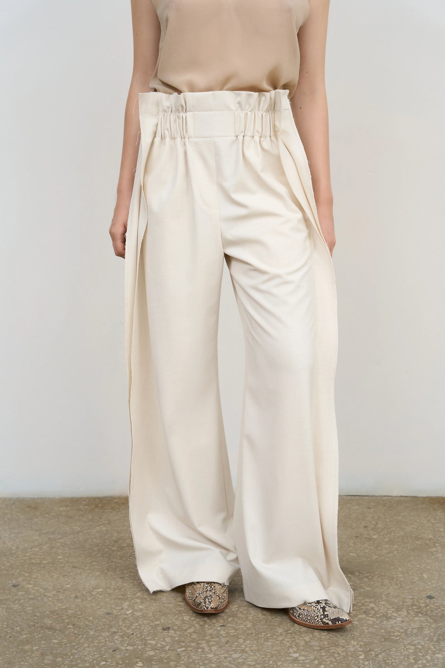 HIGH-RISE PLEATED WIDE-LEG PANTS