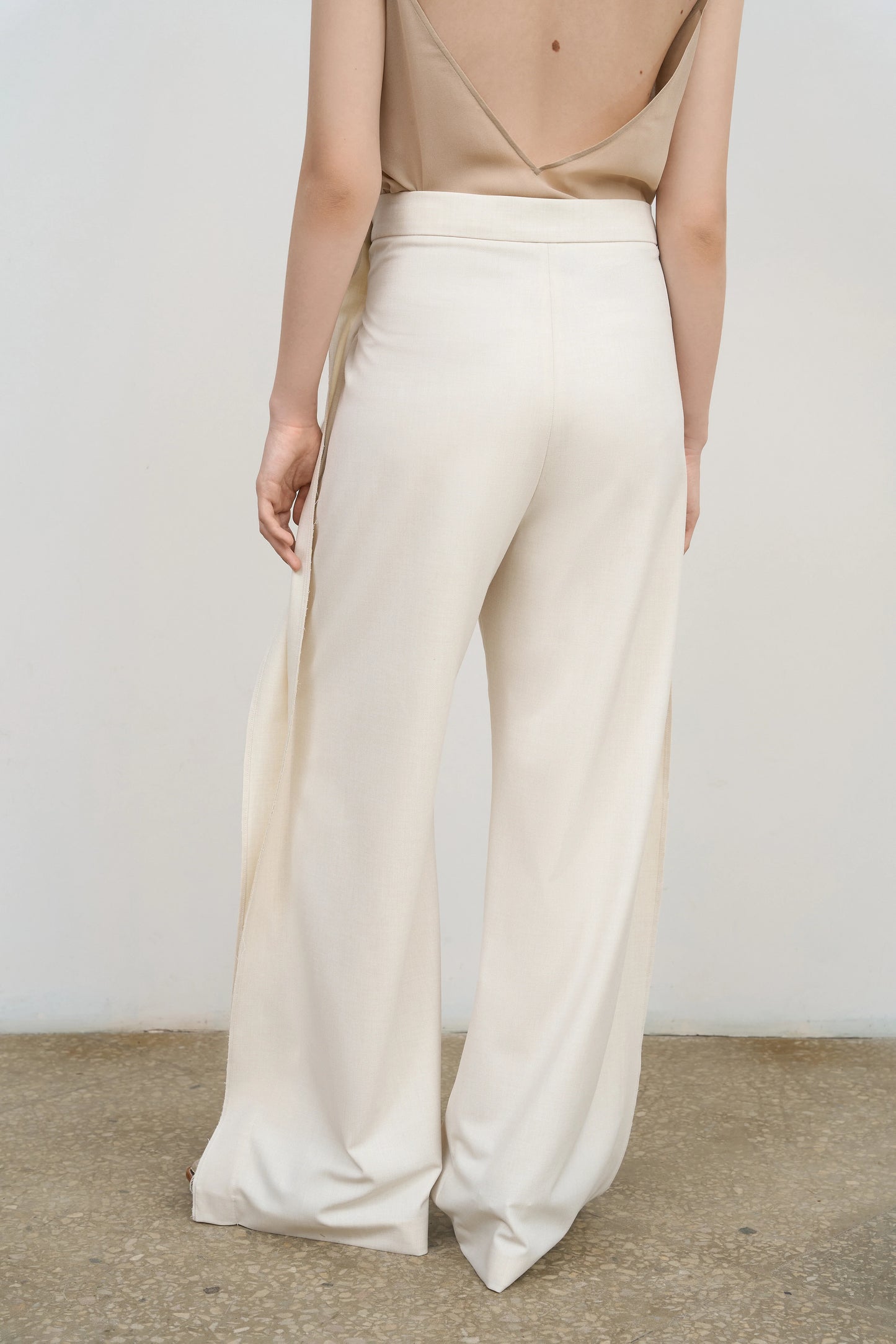 HIGH-RISE PLEATED WIDE-LEG PANTS