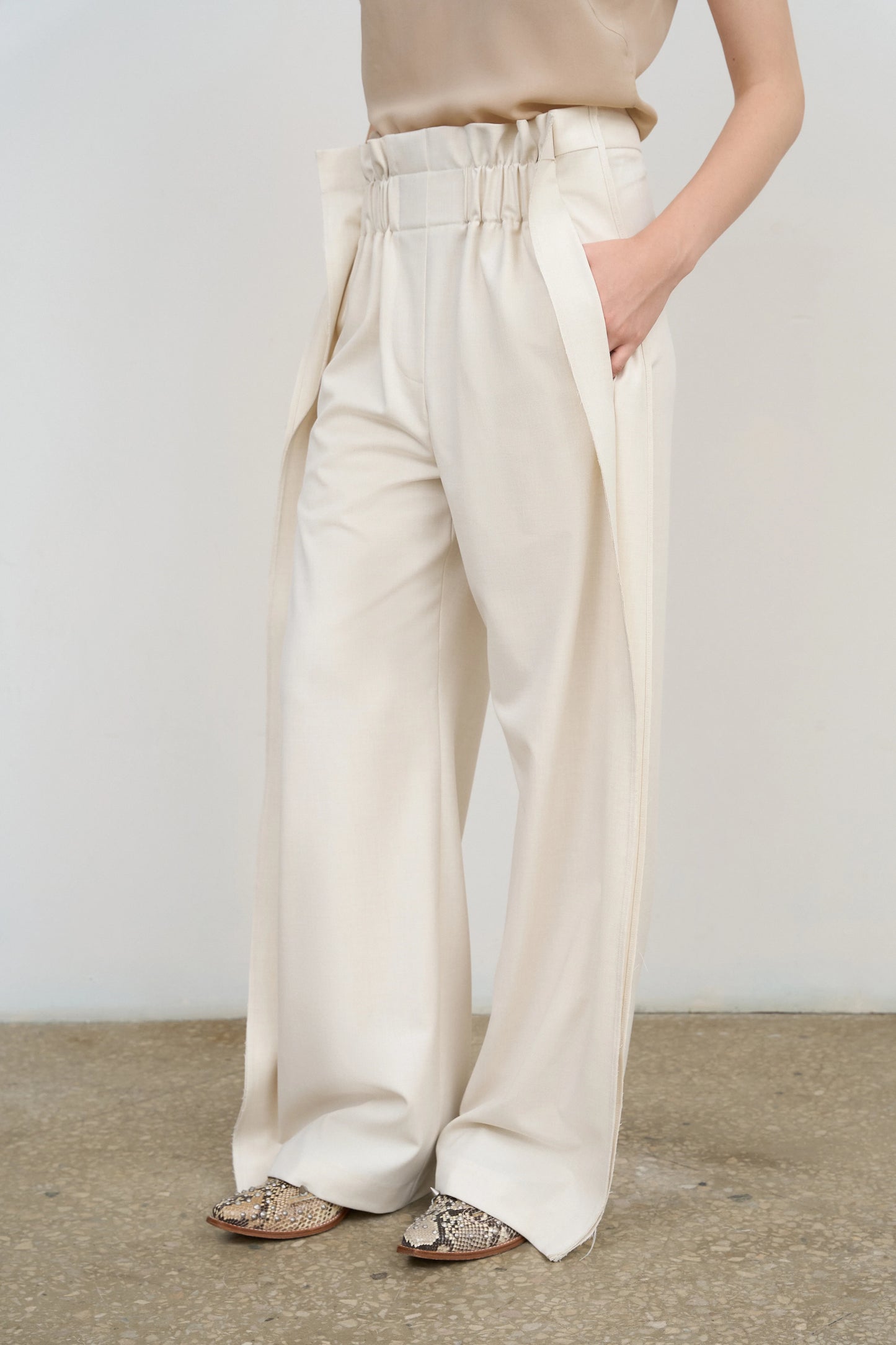 HIGH-RISE PLEATED WIDE-LEG PANTS