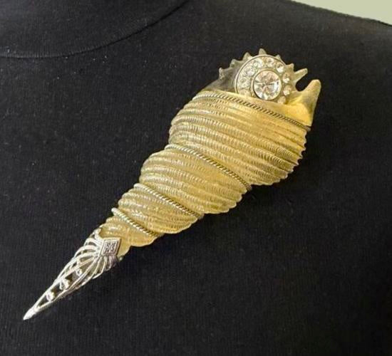 VINTAGE SEASHELL BROOCH